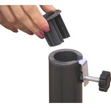 Hand plaatst een zwart inzetstuk in een buis met een stelschroef