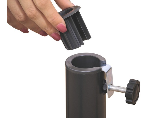 Hand plaatst een zwart inzetstuk in een buis met een stelschroef