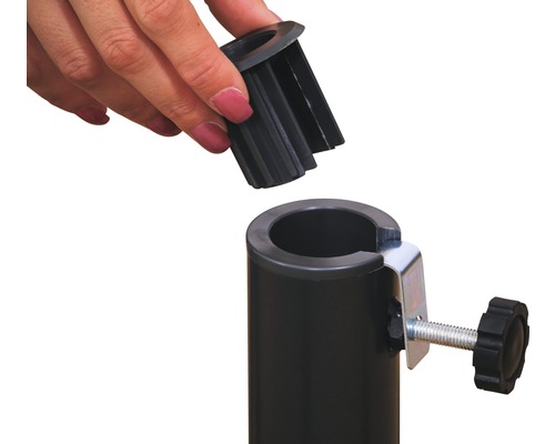 Detailopname van een zwarte buis met klem en een hand die een plastic onderdeel plaatst