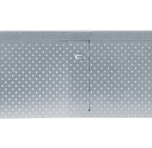 Detailopname van een geperforeerd metalen profiel met verbindingsstuk
