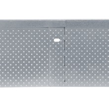 Detailopname van een metalen profiel met perforatie