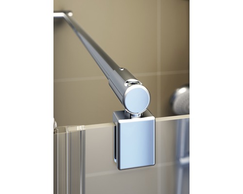 Detail van een douchecabine met stabilisatiestang van metaal