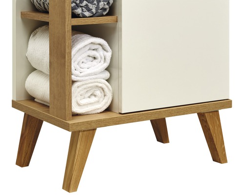 Badkamerkast met planken en handdoeken