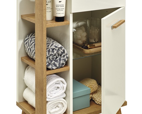 Badkamermeubel met planken, handdoeken en badkameraccessoires