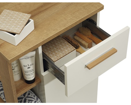 Badkamer wastafelmeubel met lade, houten plank en cosmetische producten