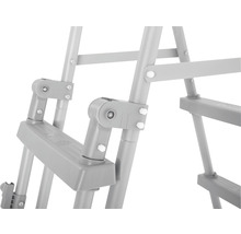 Detail van een grijze ladder met treden en scharnieren
