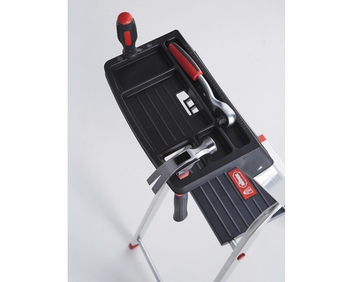 Ladder met gereedschapsbak met hamer, schroevendraaier en ratel