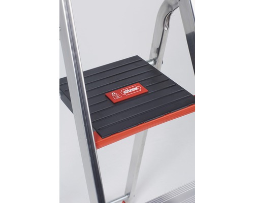 Detailopname van een trede van een aluminium ladder met Altrex-logo