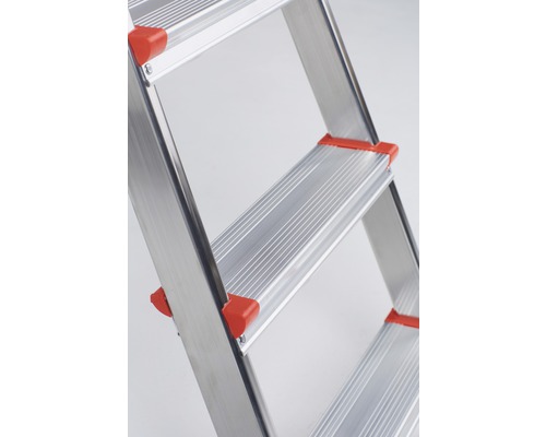 Detailopname van een aluminium ladder met treden en antislipvoeten