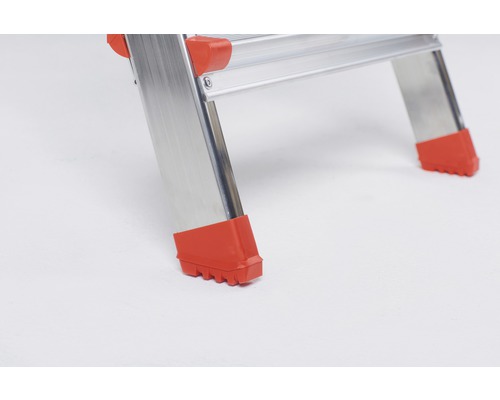 Detailopname van een aluminium ladder met antislipvoeten