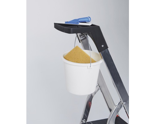 Ladder met emmer, spons en raamwisser