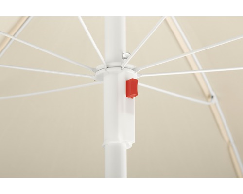 Detailopname van een open parasol met rode schuifregelaar