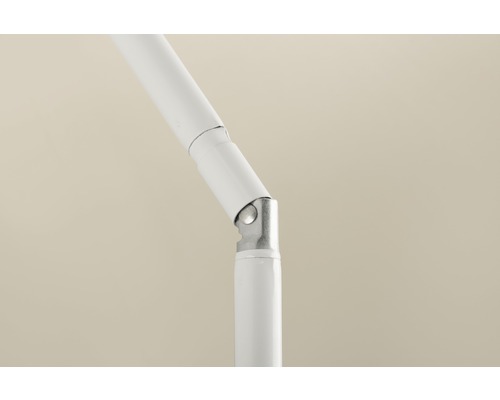 Detailopname van een wit parasolframe met kantelgewricht