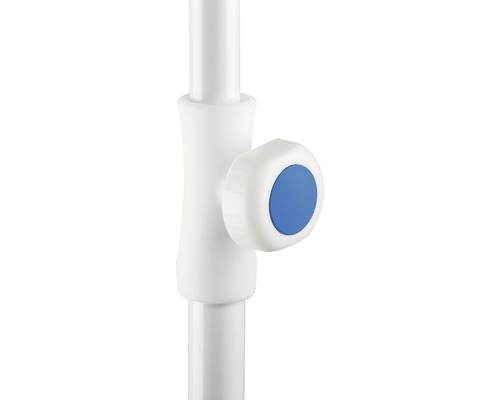 Detailopname van een waterkraan met blauwe knop voor waterstroomregeling