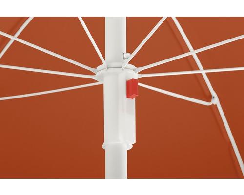 Detailopname van een parasol met een wit frame en een oranje parasoldak.