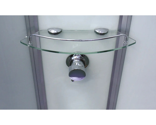 Glazen plank met kraan in een douchecabine