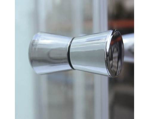 Handgreep van een metalen douchecabine