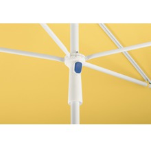 Detailweergave van een parasol met een wit frame en een geel scherm