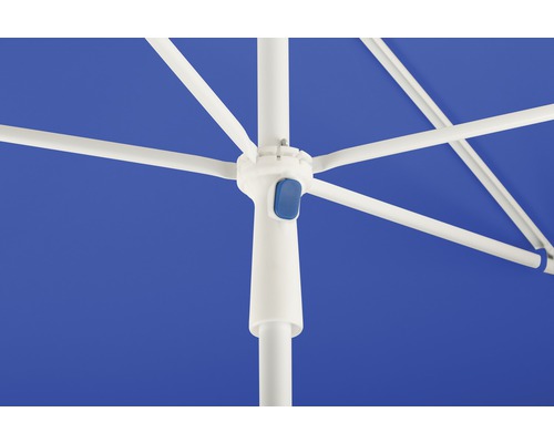 Detailopname van een parasol met blauwe stof en een wit frame