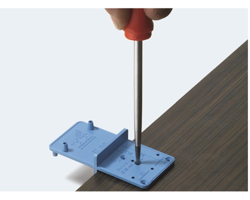 Gereedschap voor het nauwkeurig boren van gaten in houten panelen met een schroevendraaier.