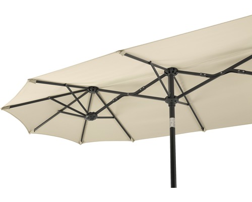 Detail van een rechthoekige parasol met een zwart frame
