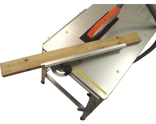 Tafelcirkelzaag met houten plank op de tafel