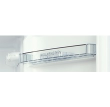 Binnenaanzicht van een koelkast met transparante plank en temperatuurregelaar