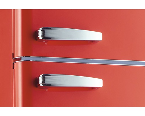 Detailopname van een rode koelkast met handgrepen