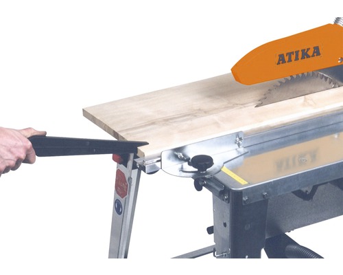 Atika tafelcirkelzaag bij het zagen van hout