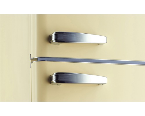 Detail van een koelkast met handgrepen