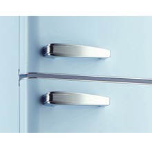 Detailopname van een koelkast met handgrepen