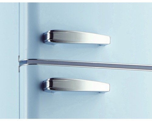 Detailopname van een koelkast met handgrepen