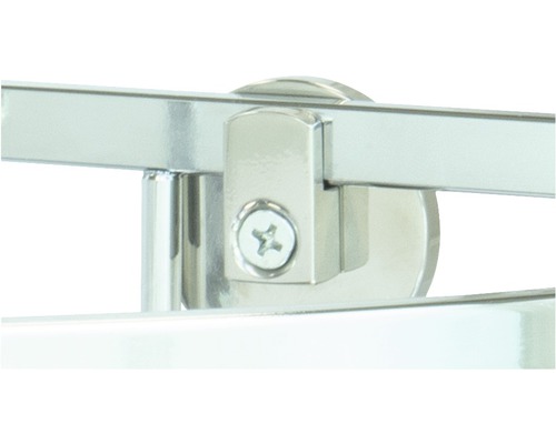 Detail van een metalen handdoekhouder met schroef