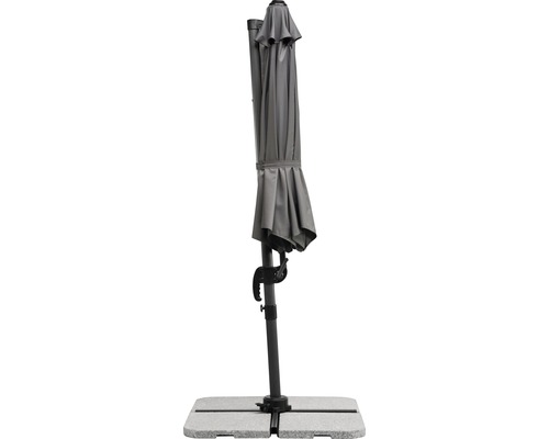 Gesloten zweefparasol op een sokkel voor de tuin of het terras