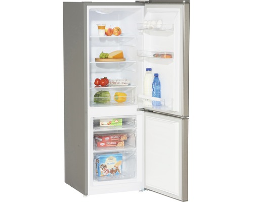 Geopende koel-vriescombinatie met levensmiddelen