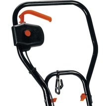 Greep van een sneeuwfrees van metaal met oranje hendel