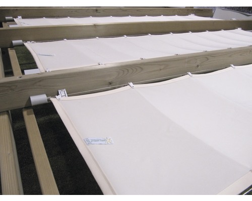 Zonnescherm met houten frame en bevestigingssysteem