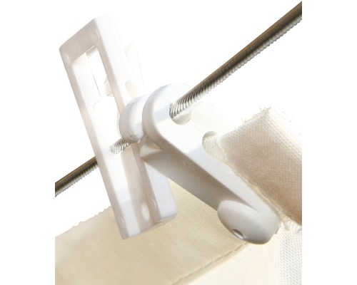 Gordijnclip met gordijn aan een metalen koord