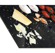 Decoratieve keukenplank met kaas, knoflook en tomaten