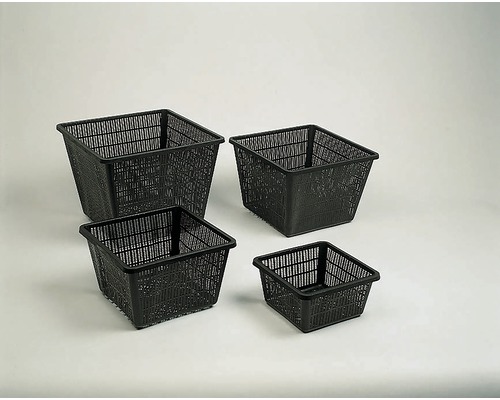 Vier zwarte kunststof manden in verschillende formaten.