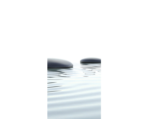 Twee stenen steken uit het water.