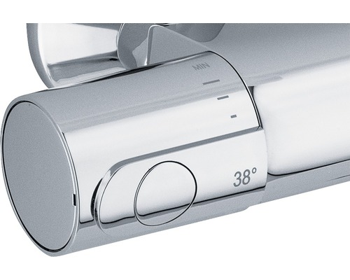 Close-up van een kraanthermostaat met temperatuurinstelling