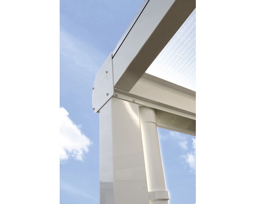 Detailaanzicht van een terrasoverkapping met palen en transparant dak