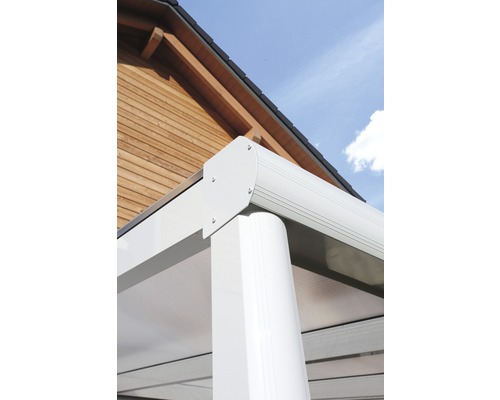 Detailopname van een terrasoverkapping met palen en dakconstructie