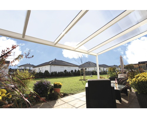 Terrasoverkapping met tuinmeubelen en uitzicht op de tuin