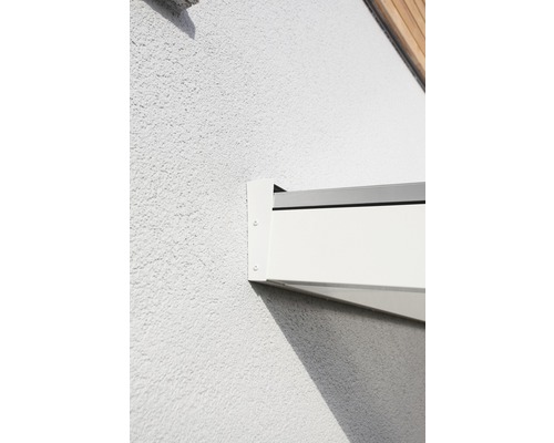 Detailopname van een aan een muur gemonteerd zonnescherm