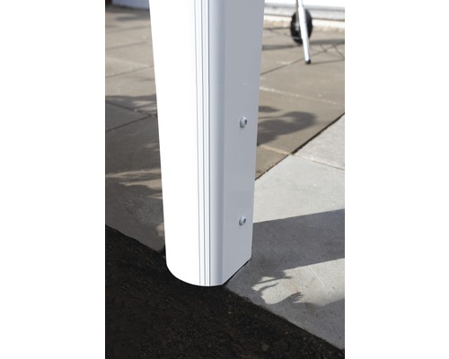 Detailopname van een witte paal met bevestigingsschroeven