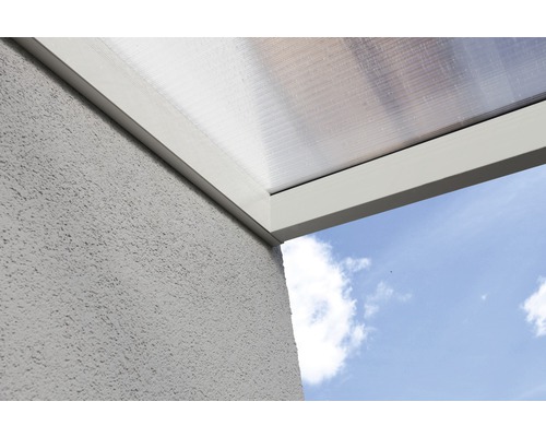 Detail van een terrasoverkapping met transparante kunststof platen en frame