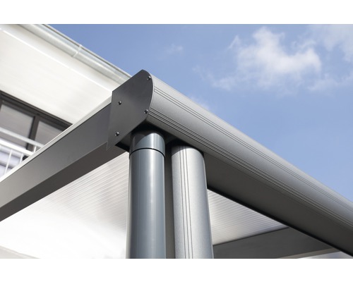 Detail van een terrasoverkapping met aluminium frame en ronde palen