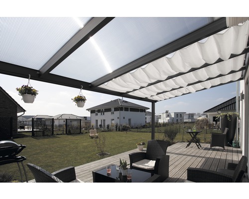 Terras met overkapping, tuinmeubelen en uitzicht op de tuin